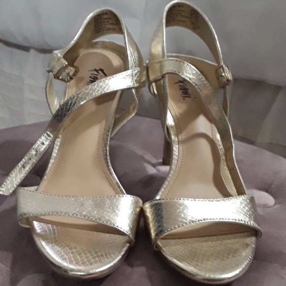 Gold Metallic Summer Sandal Heels Womens Size 5 - Picture 7 of 7